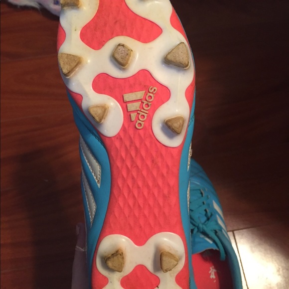 Soccer cleats - Picture 1 of 2